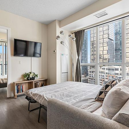 3 Bedroom Beside Cn Tower With Parking Downtown Toronto Exterior photo