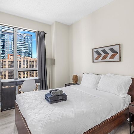 3 Bedroom Beside Cn Tower With Parking Downtown Toronto Exterior photo