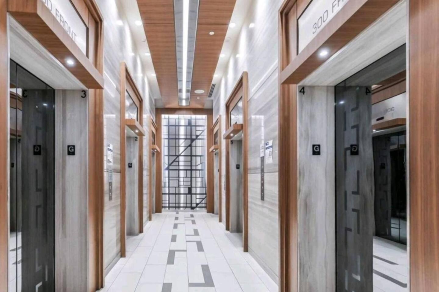 3 Bedroom Beside Cn Tower With Parking Downtown Toronto Exterior photo