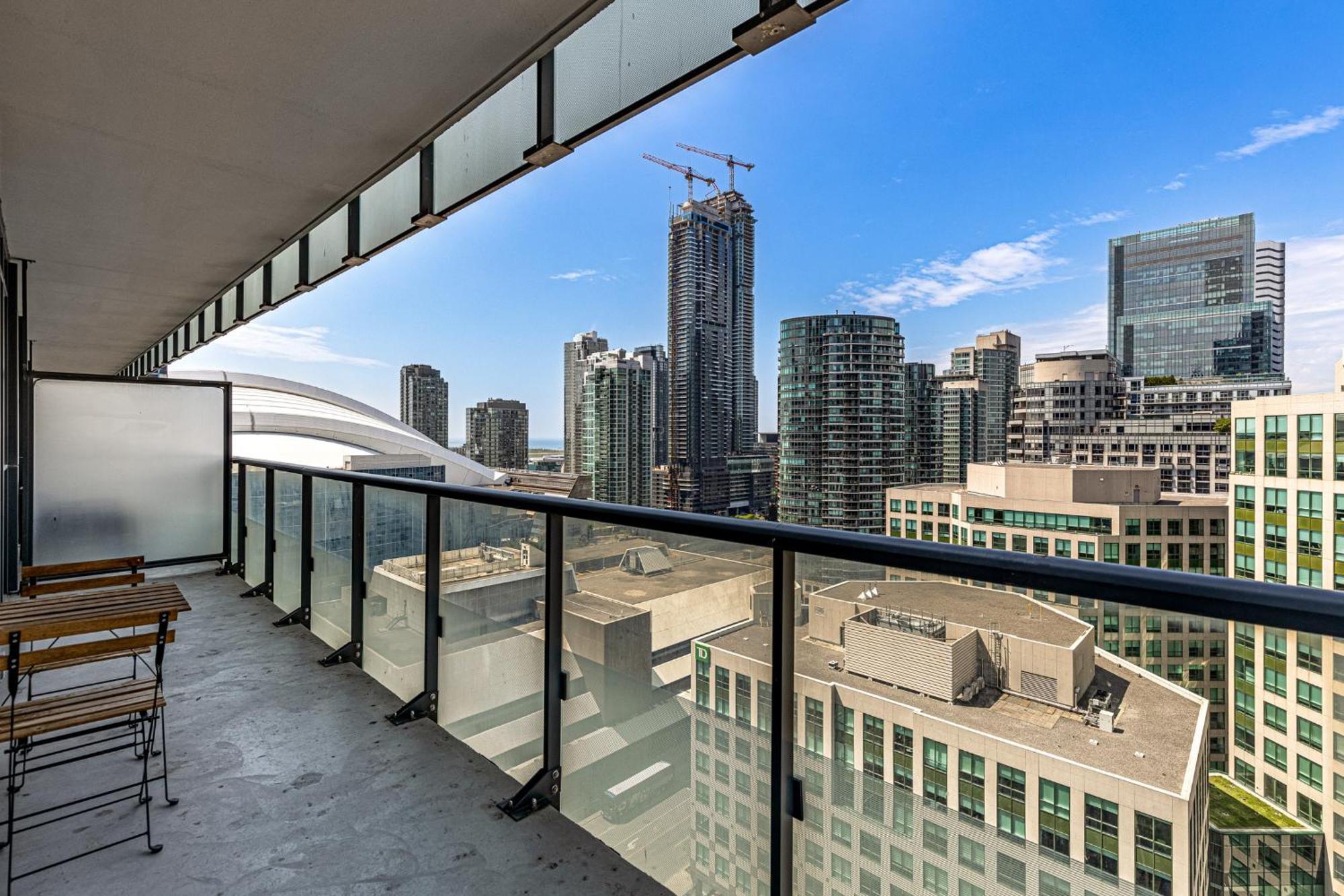 3 Bedroom Beside Cn Tower With Parking Downtown Toronto Exterior photo