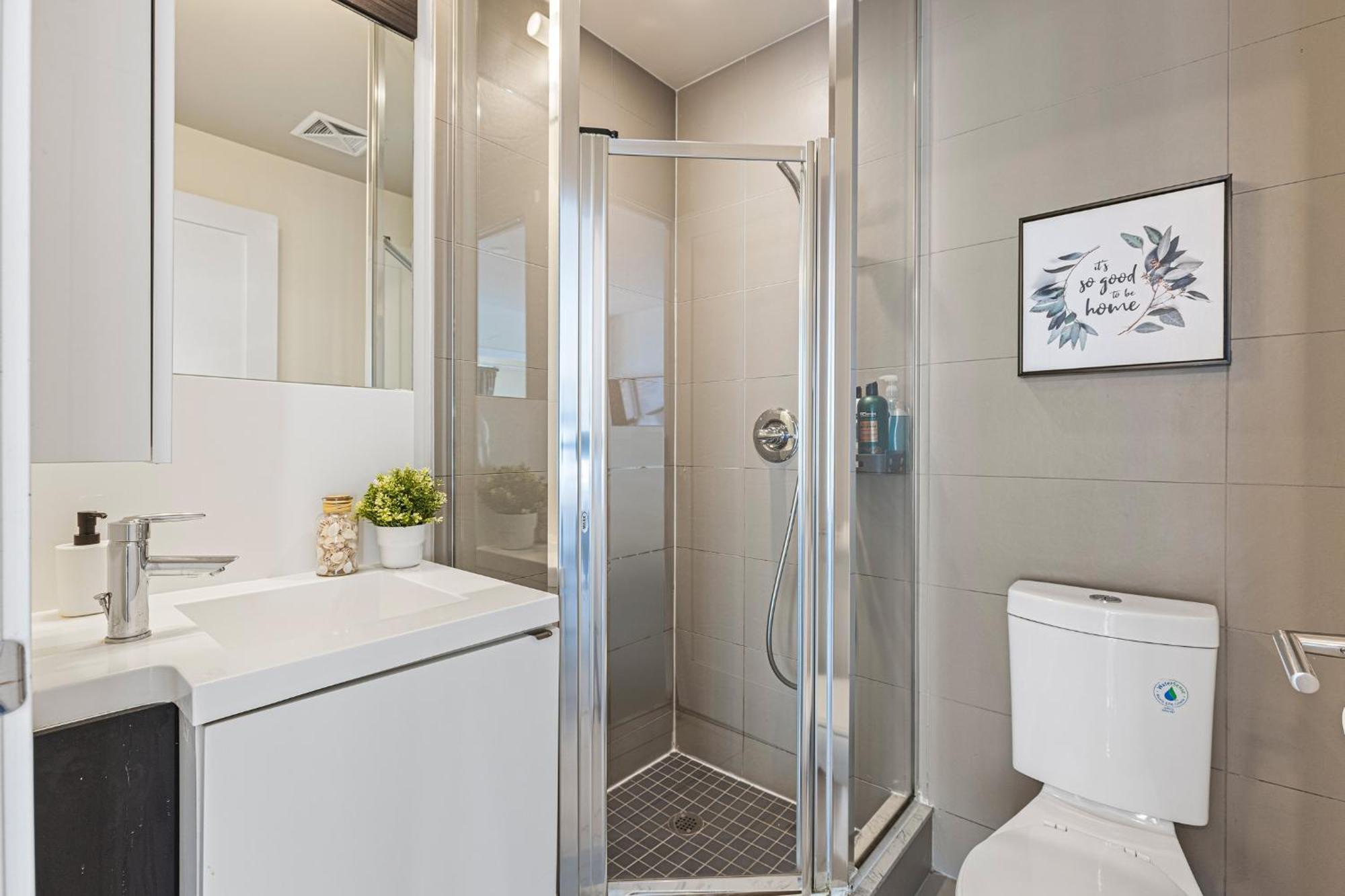 3 Bedroom Beside Cn Tower With Parking Downtown Toronto Exterior photo