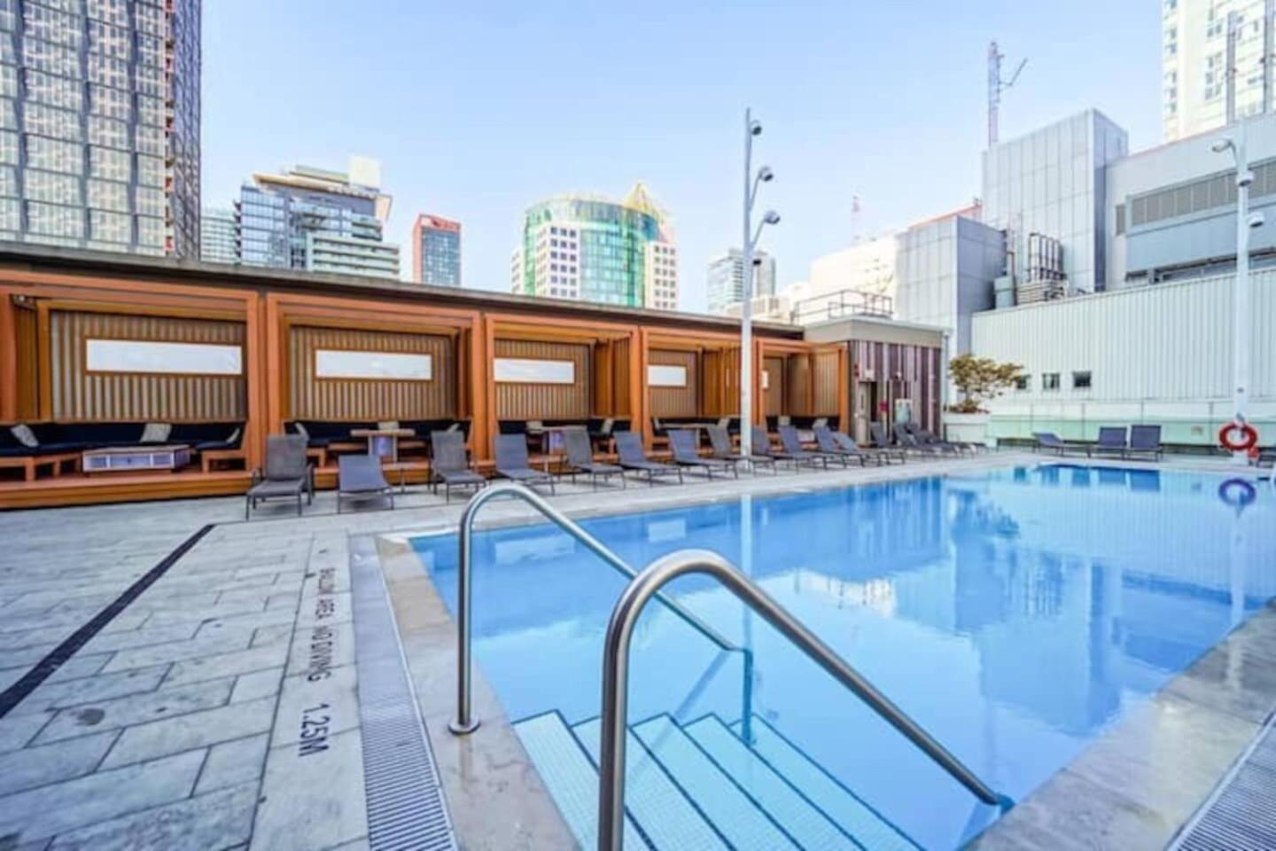 3 Bedroom Beside Cn Tower With Parking Downtown Toronto Exterior photo
