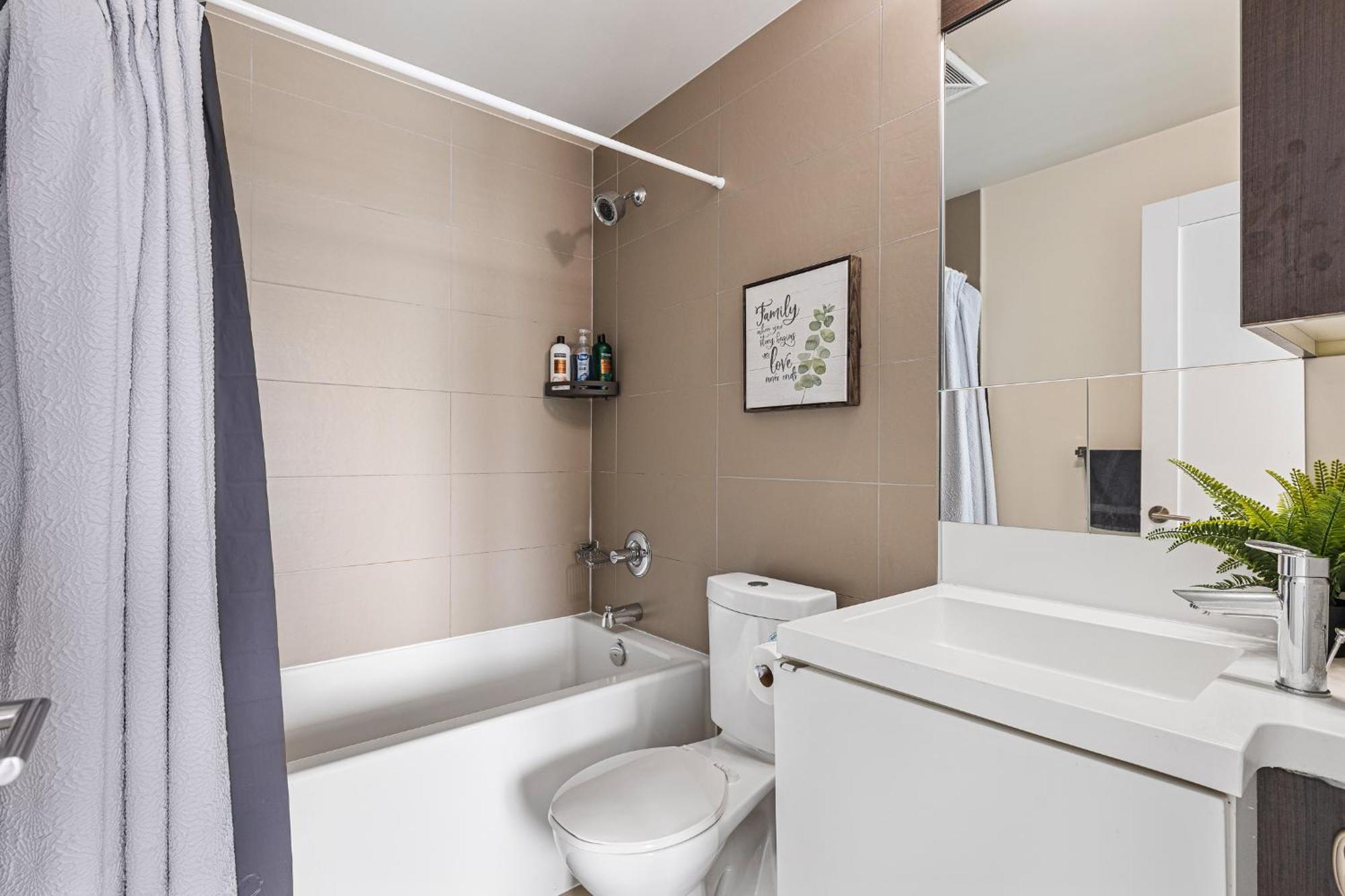 3 Bedroom Beside Cn Tower With Parking Downtown Toronto Exterior photo