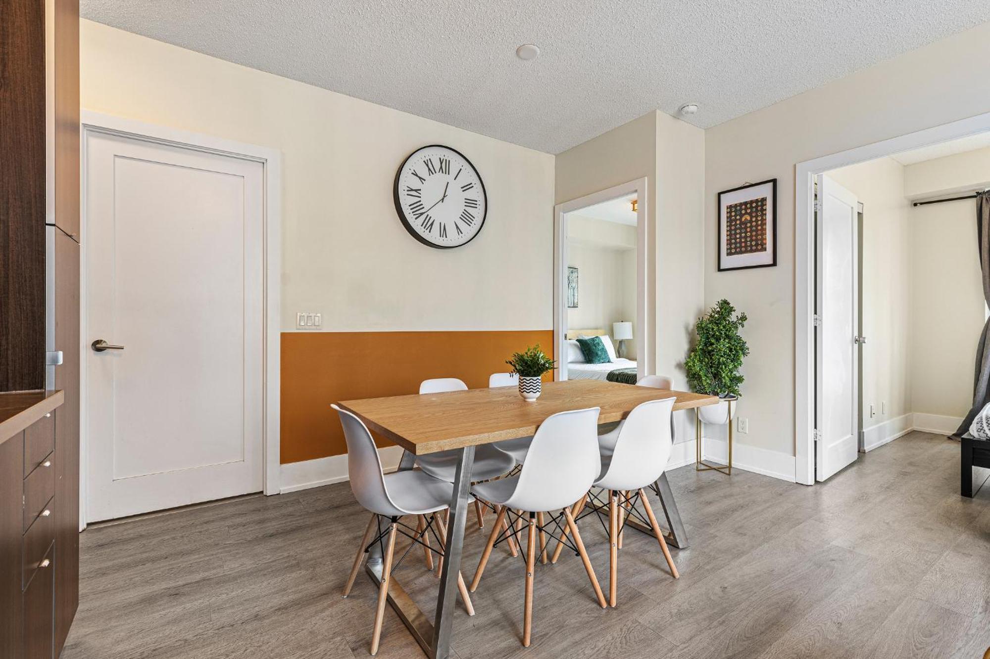 3 Bedroom Beside Cn Tower With Parking Downtown Toronto Exterior photo