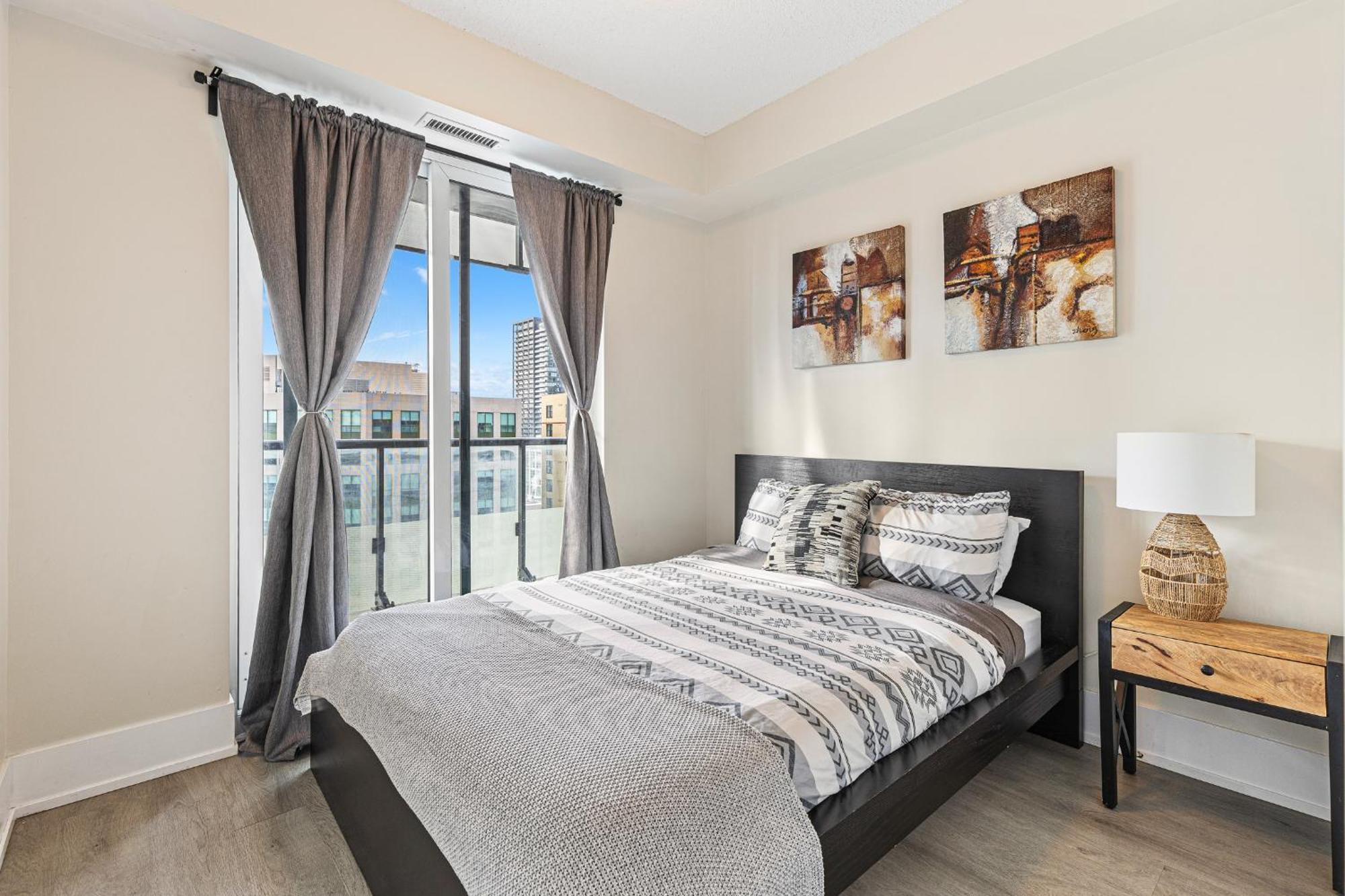 3 Bedroom Beside Cn Tower With Parking Downtown Toronto Exterior photo