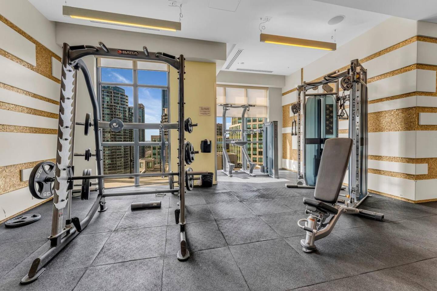 3 Bedroom Beside Cn Tower With Parking Downtown Toronto Exterior photo