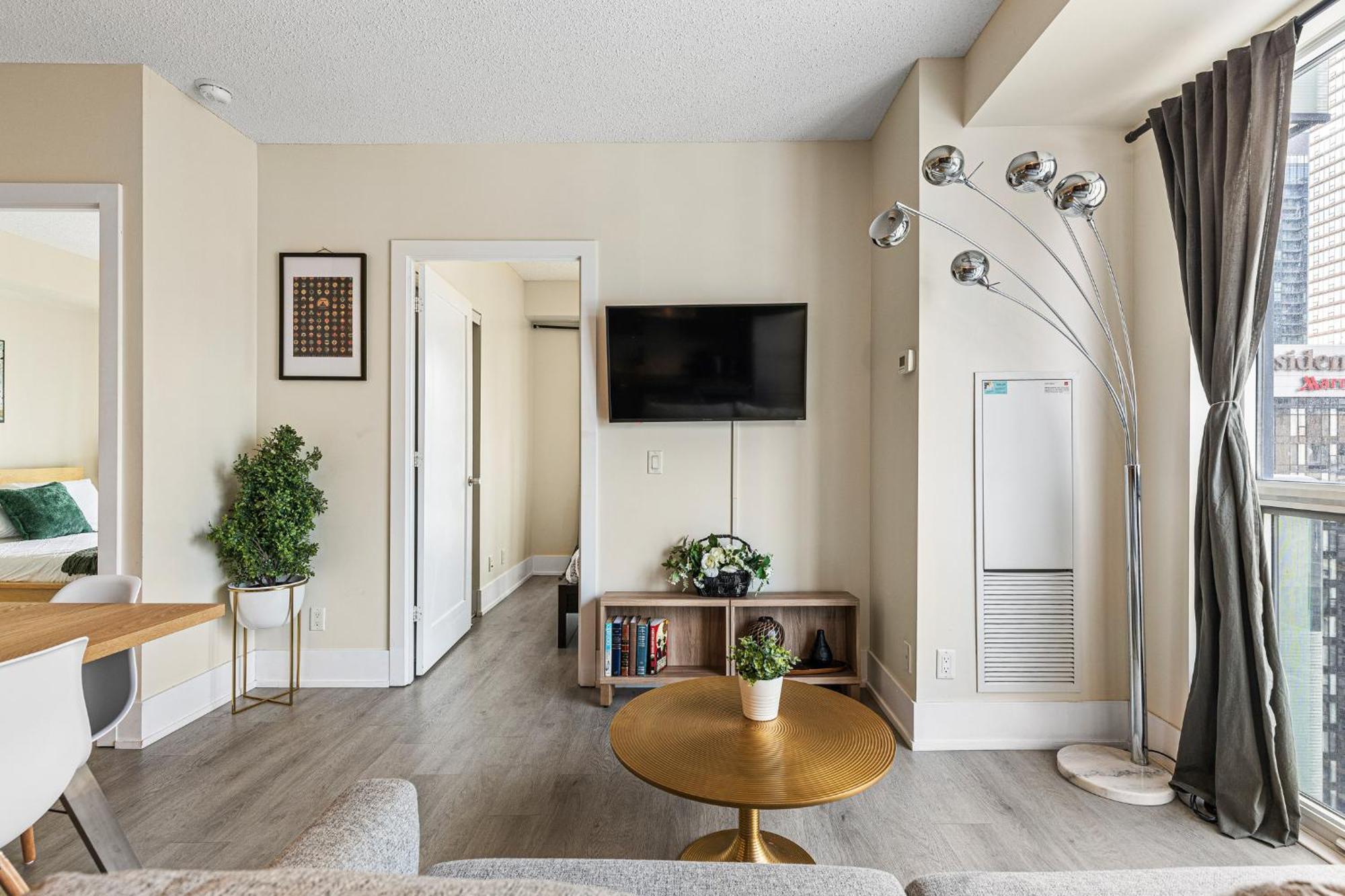 3 Bedroom Beside Cn Tower With Parking Downtown Toronto Exterior photo