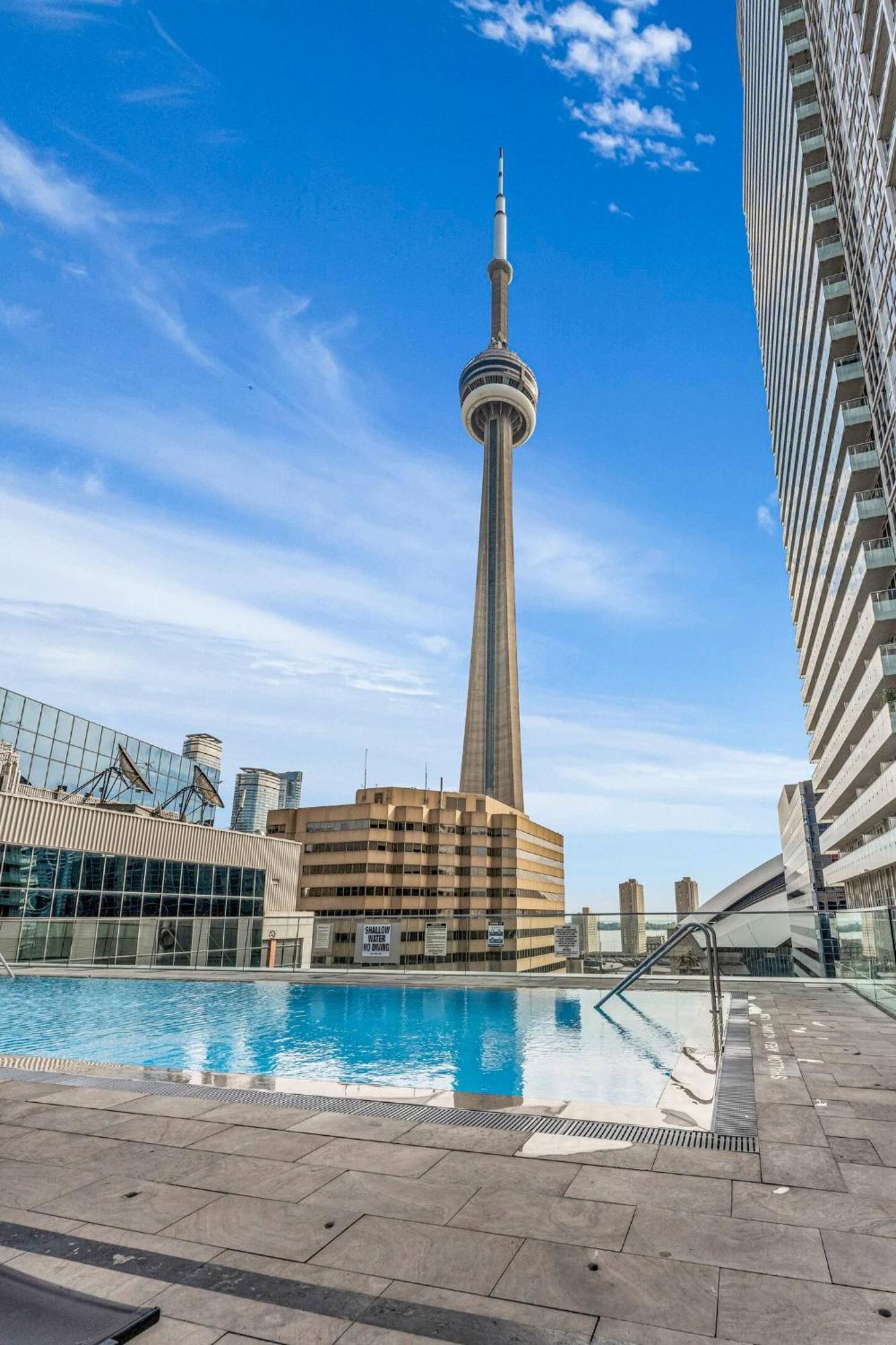 3 Bedroom Beside Cn Tower With Parking Downtown Toronto Exterior photo